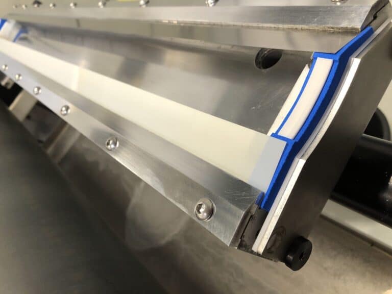Agergaard-Figure-4-Combination-of-steel-doctoring-blade-and-polyester-containment-blade-WEB-1536x1152