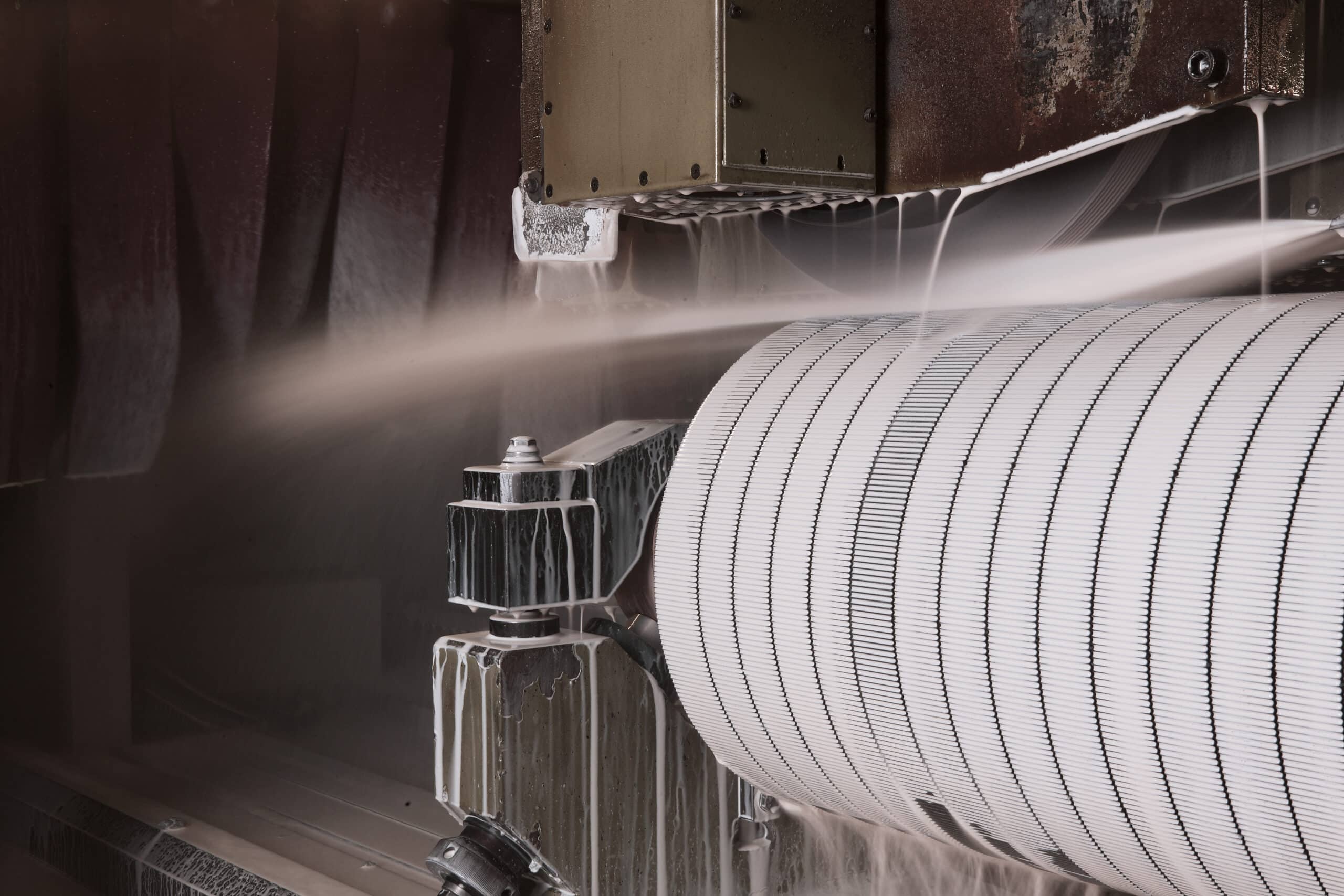 Industrial machinery with fluid spray
